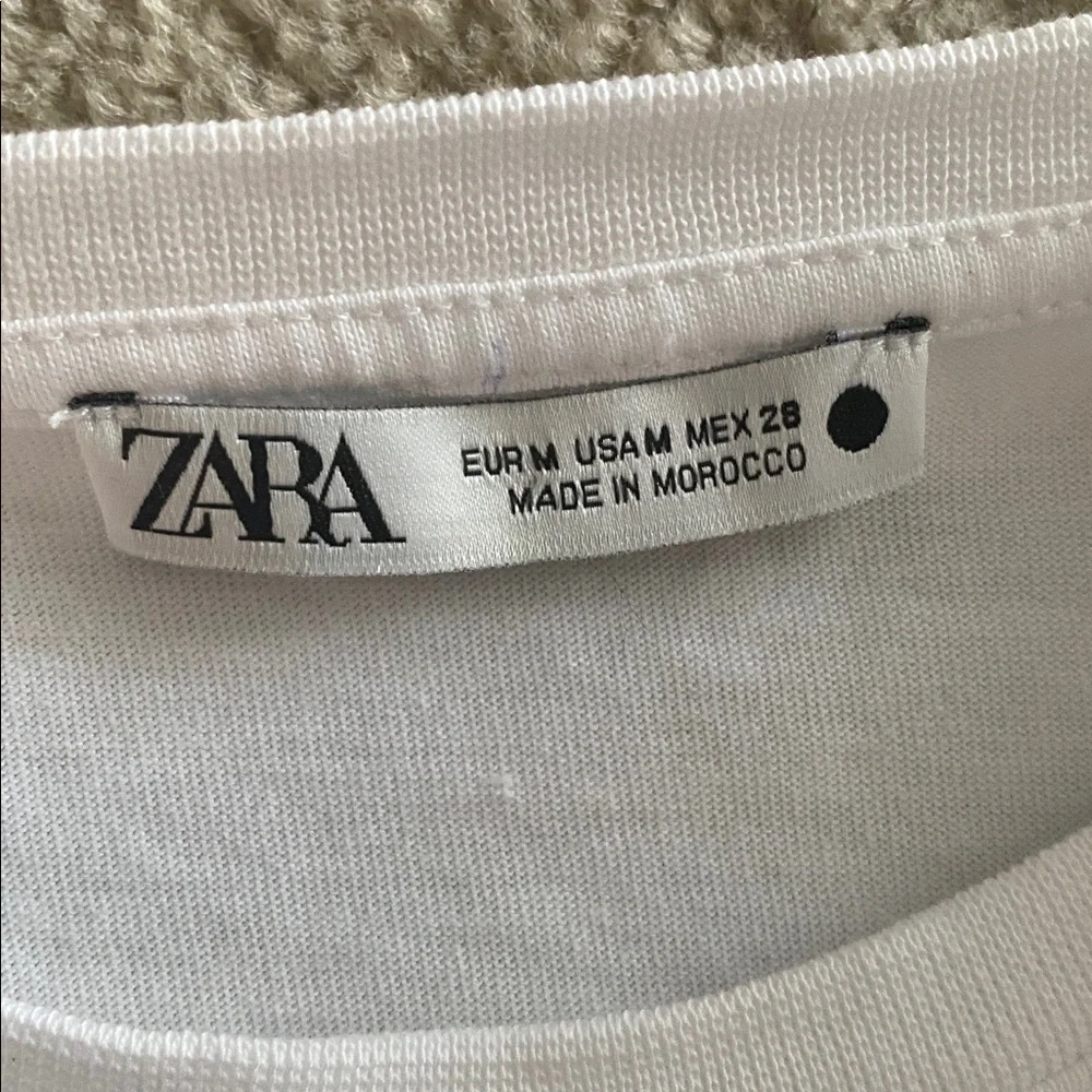 Zara unique boxy t shirt! Size medium wording on back & front - Picture 9 of 11